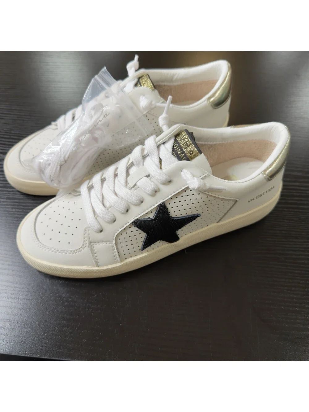 Size 7 Vintage Havana VH Whilte Silver Star Women’s Sneakers  Est. 1954 Nwt